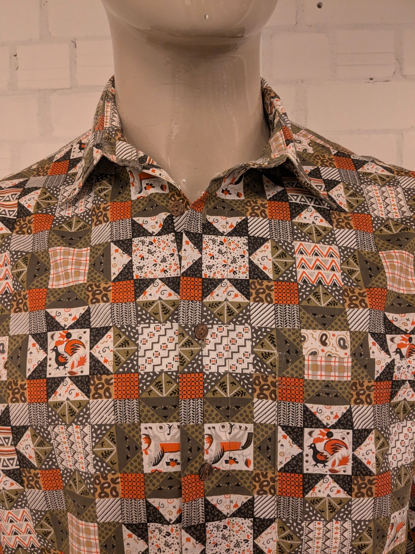 Mexx-Shirt im Vintage-Stil. Orange-grün-weißer Druck. Größe XL.
