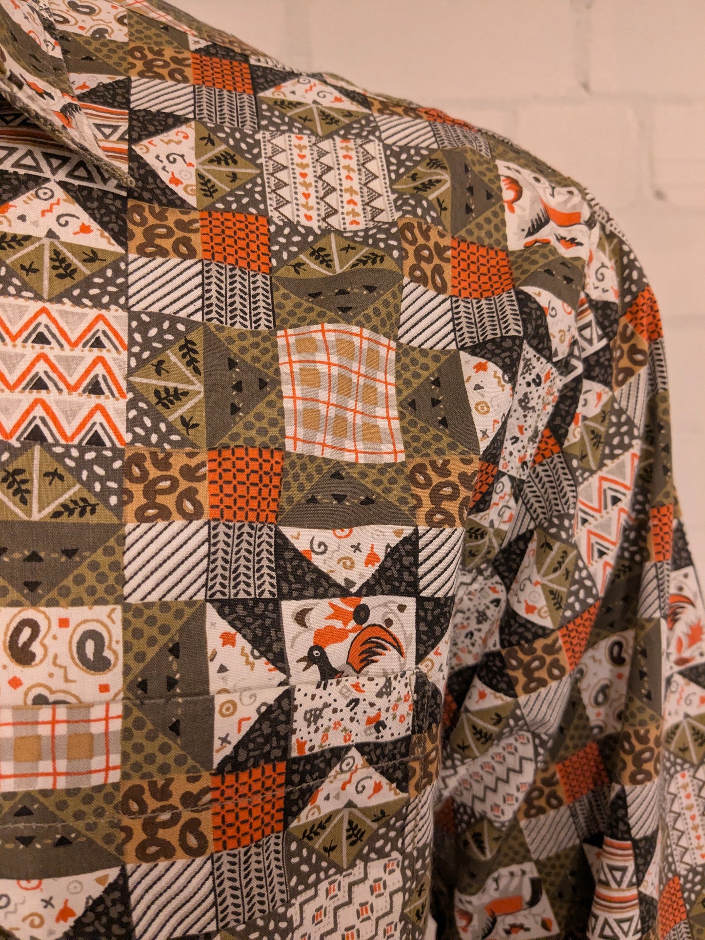 Mexx-Shirt im Vintage-Stil. Orange-grün-weißer Druck. Größe XL.