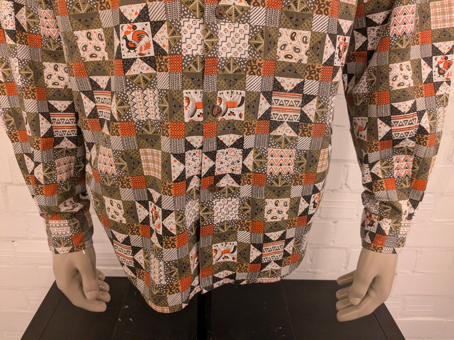 Mexx-Shirt im Vintage-Stil. Orange-grün-weißer Druck. Größe XL.