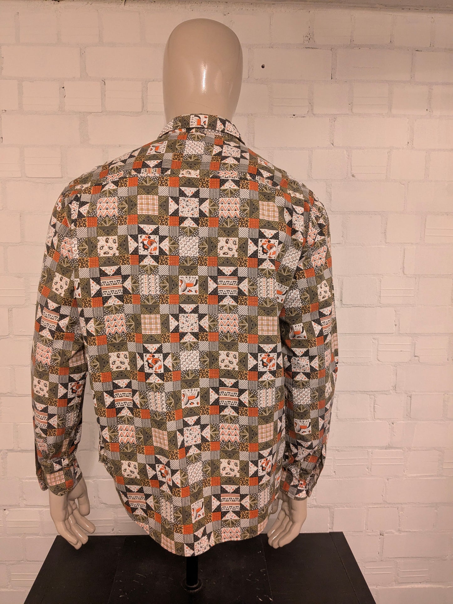 Mexx-Shirt im Vintage-Stil. Orange-grün-weißer Druck. Größe XL.