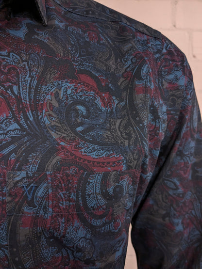 Camisa Marvelis. Estampado azul rojo verde. Talla L. Ajuste moderno.