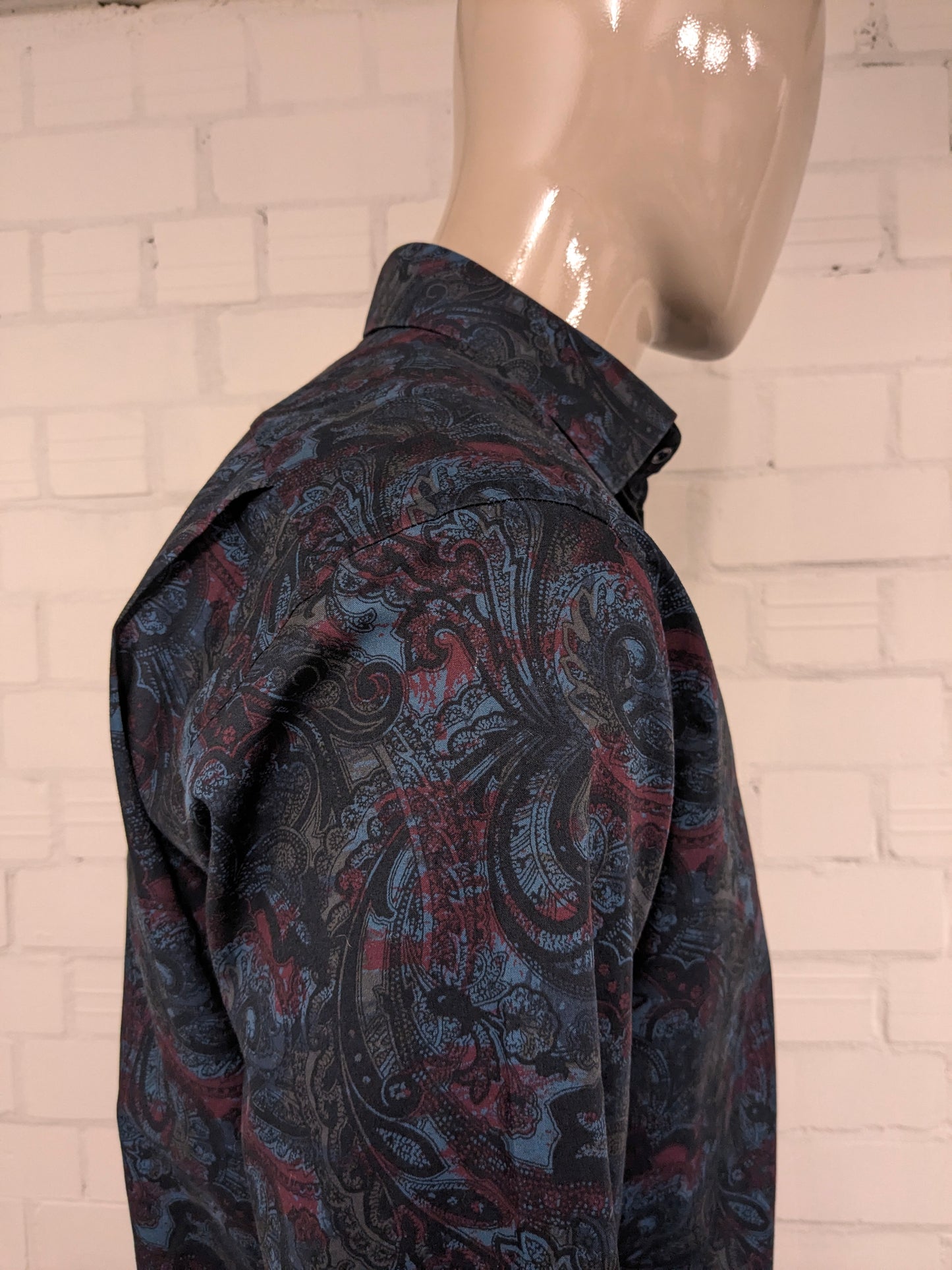 Camisa Marvelis. Estampado azul rojo verde. Talla L. Ajuste moderno.