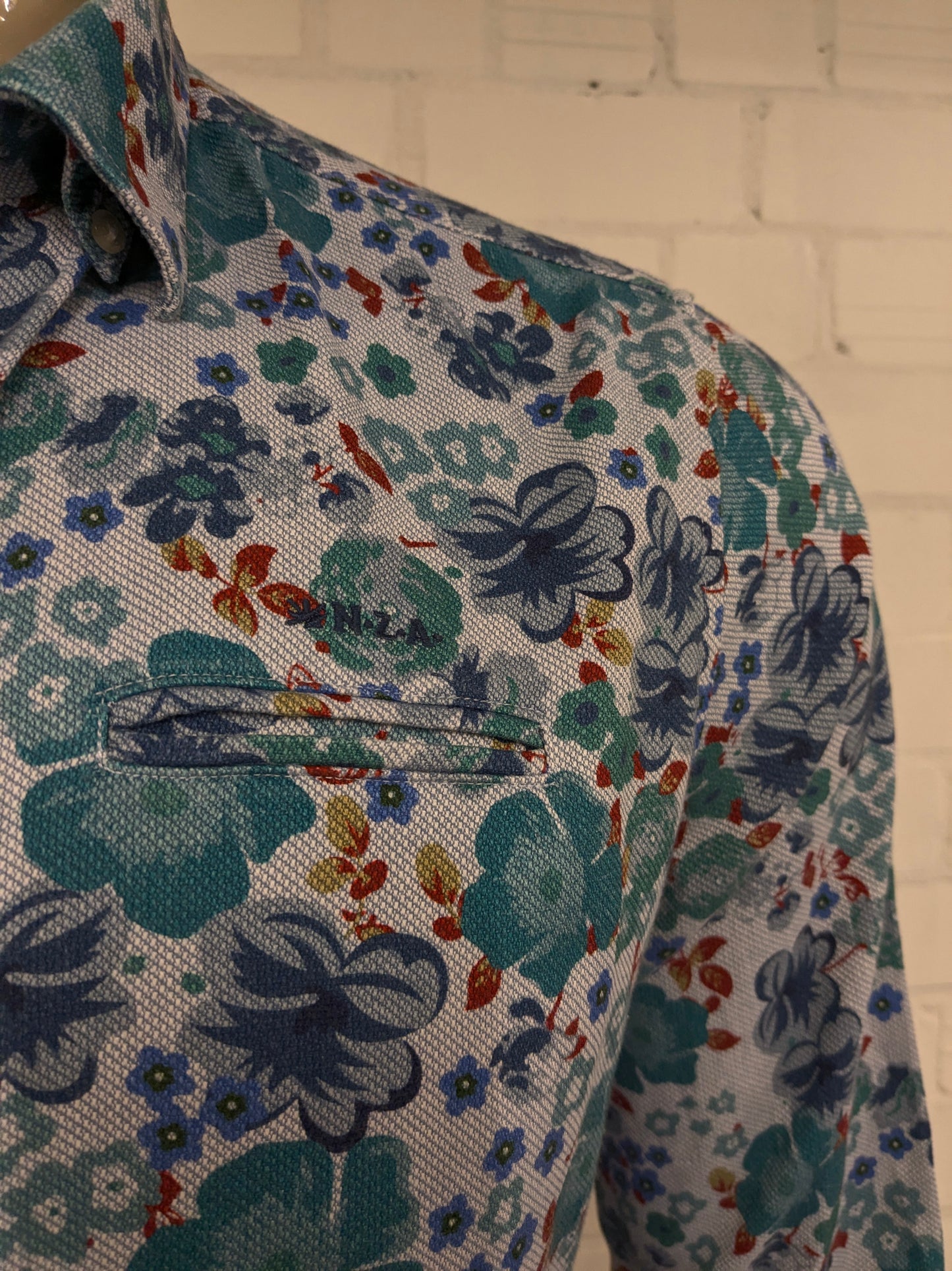 NZA New Zealand Auckland shirt. Blue Green Red Floral print. Size L.