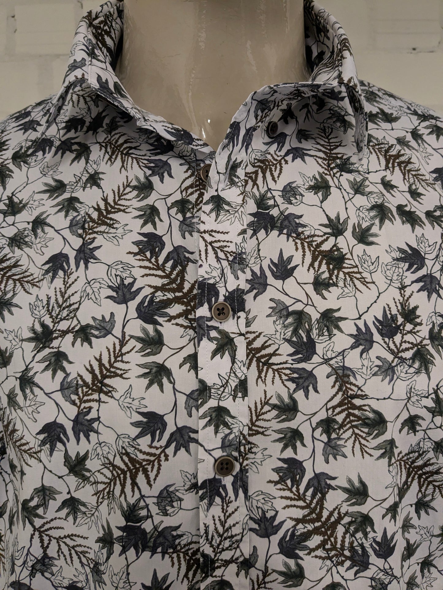 Chemise état de l’art. Motif feuille gris marron bleu. Taille XL.