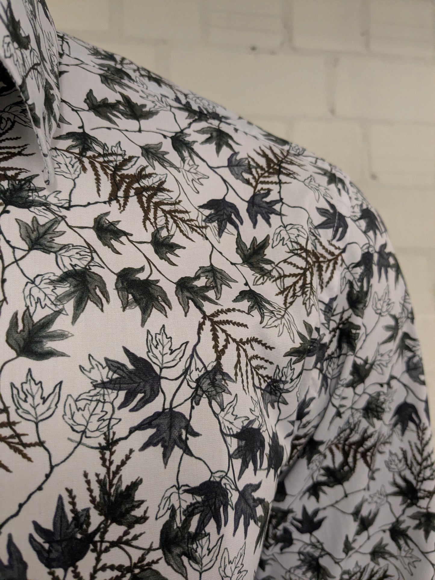 Chemise état de l’art. Motif feuille gris marron bleu. Taille XL.