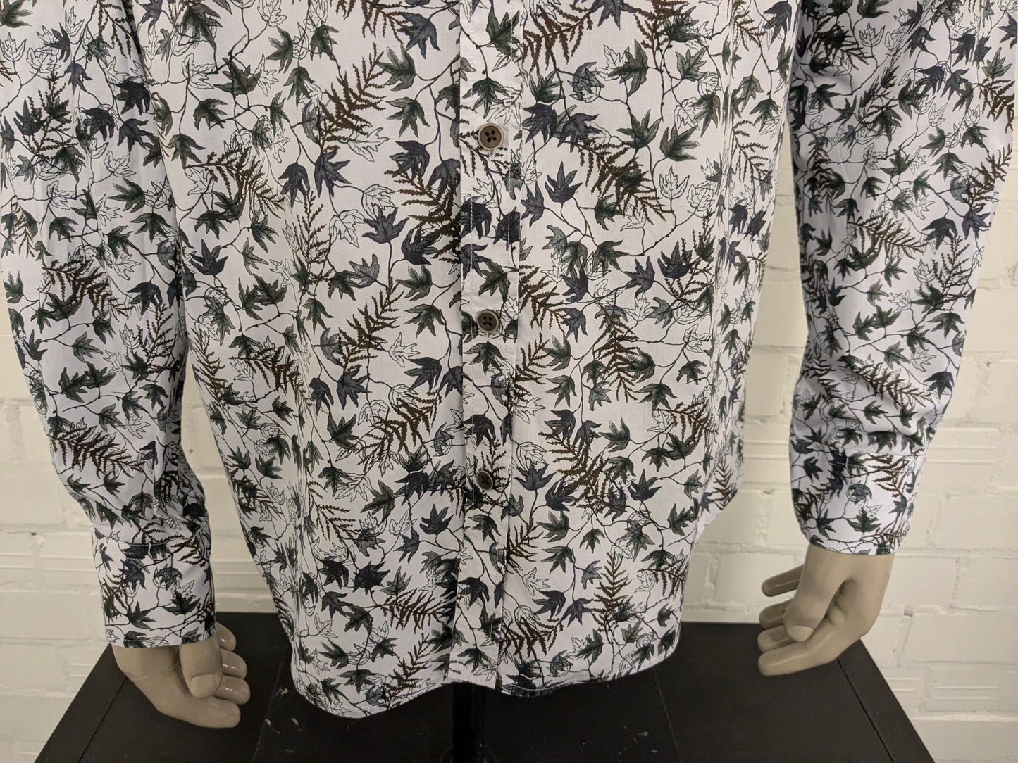 Chemise état de l’art. Motif feuille gris marron bleu. Taille XL.