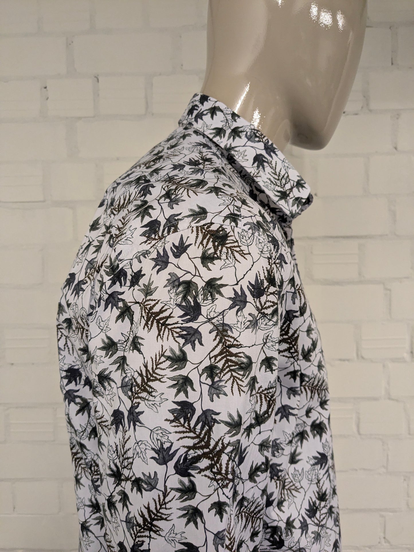 Chemise état de l’art. Motif feuille gris marron bleu. Taille XL.