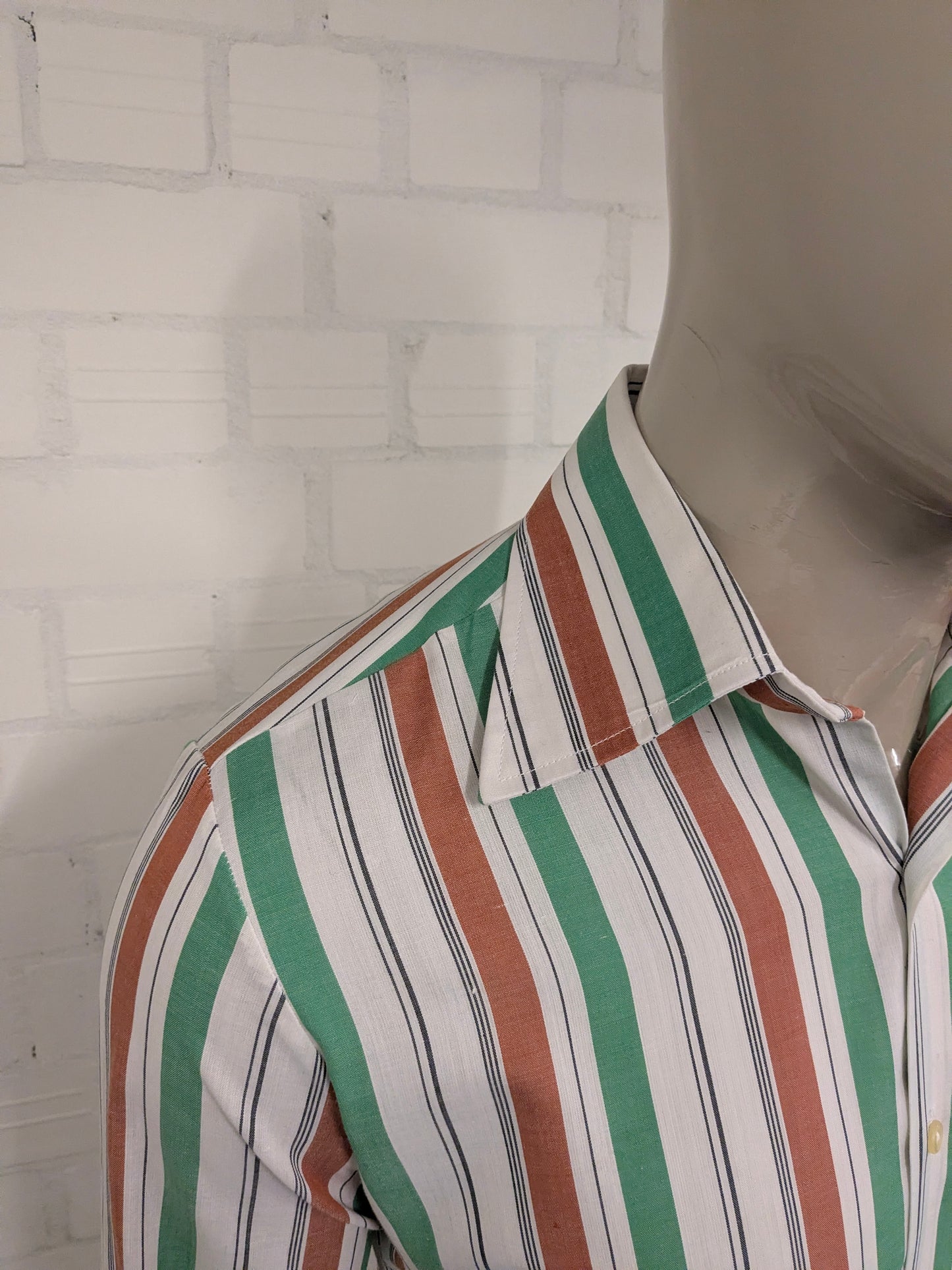 Vintage-Hemd aus den 70ern mit spitzem Kragen. Grün Braun Beige gestreift. Größe M. Lässiger Manschettenknopf.