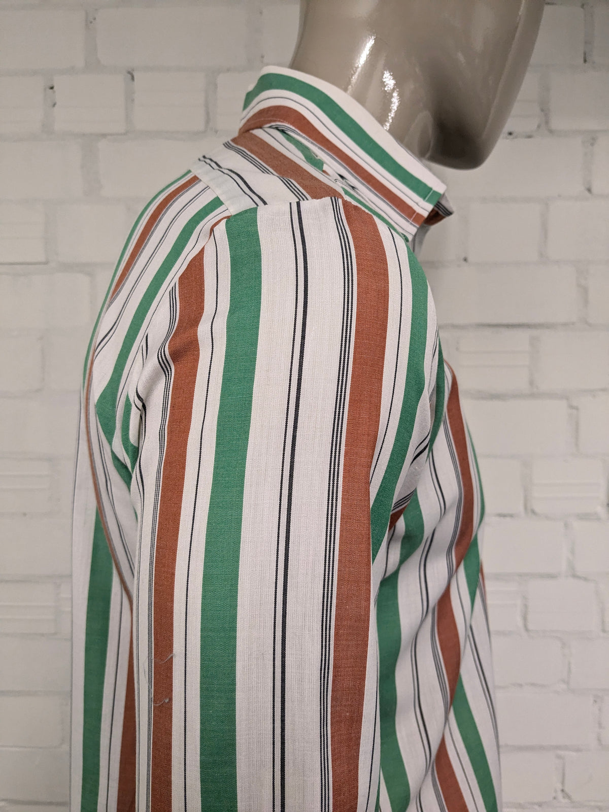 Vintage-Hemd aus den 70ern mit spitzem Kragen. Grün Braun Beige gestreift. Größe M. Lässiger Manschettenknopf.