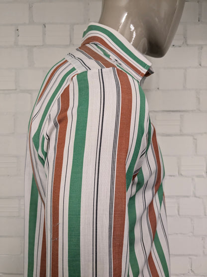 Vintage-Hemd aus den 70ern mit spitzem Kragen. Grün Braun Beige gestreift. Größe M. Lässiger Manschettenknopf.