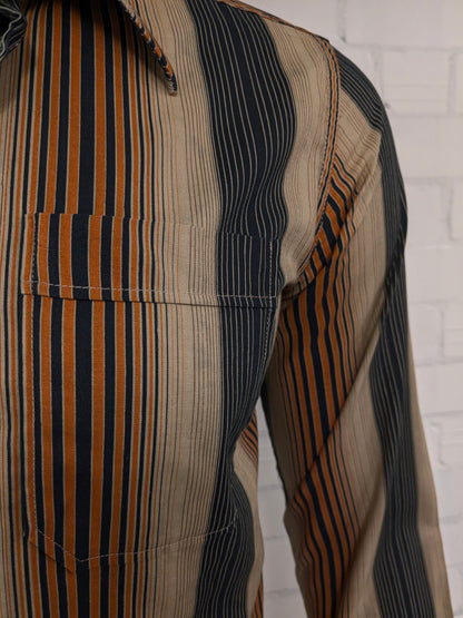 Vintage 70er-Jahre-Beco-Hemd mit spitzem Kragen. Braun Schwarz Orange gestreift. Größe L.