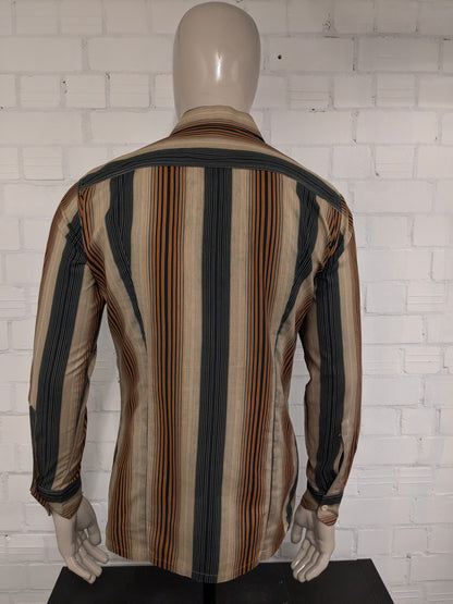 Vintage 70er-Jahre-Beco-Hemd mit spitzem Kragen. Braun Schwarz Orange gestreift. Größe L.