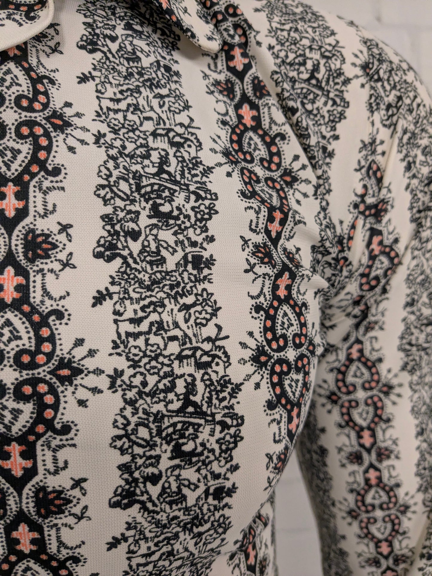 Vintage 70er Van Heusen Hemd mit Rundkragen. Schwarz-Beige-Orange-Druck. Größe M.