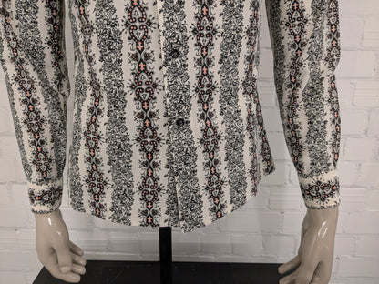 Vintage 70er Van Heusen Hemd mit Rundkragen. Schwarz-Beige-Orange-Druck. Größe M.