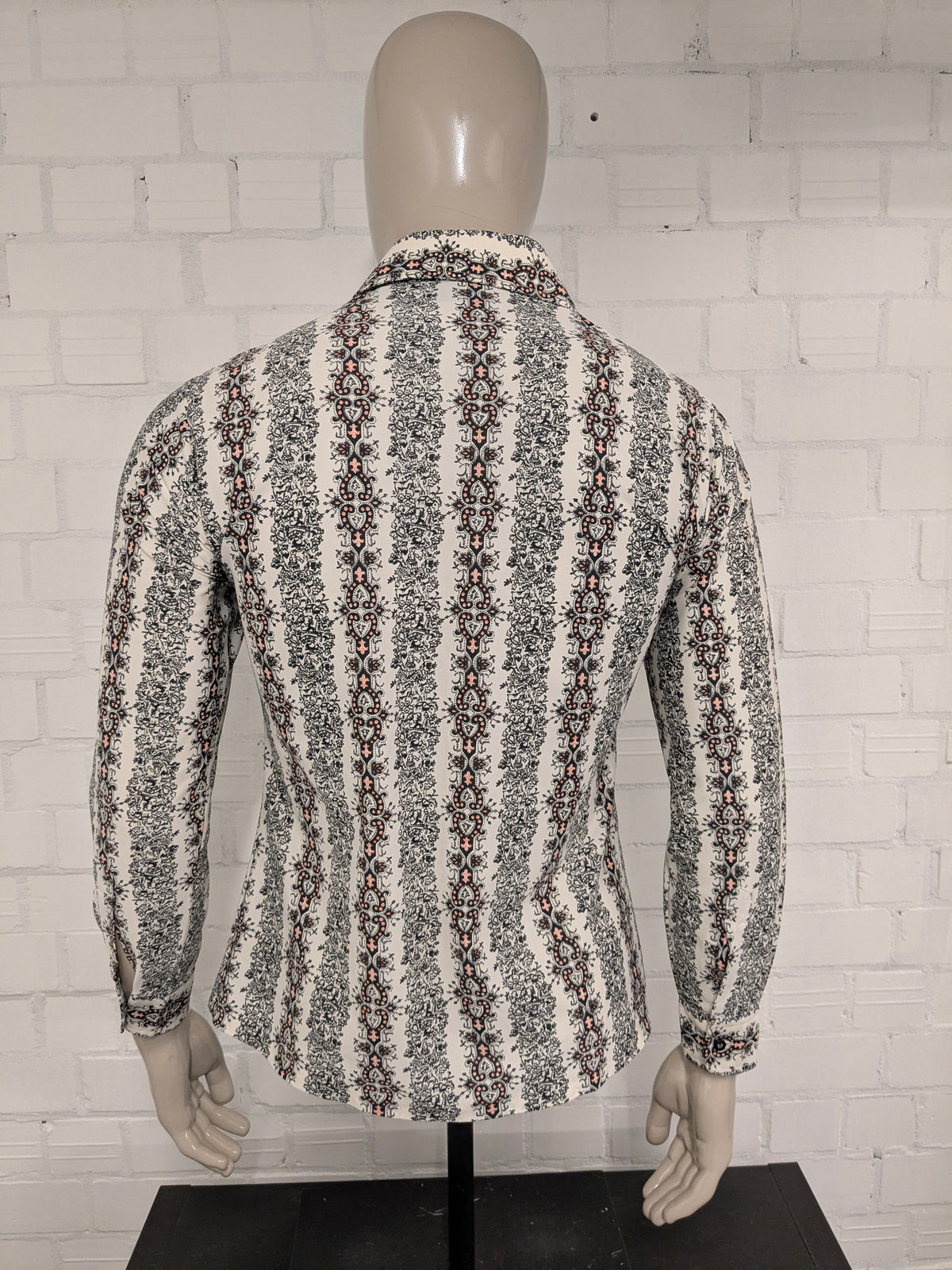 Vintage 70er Van Heusen Hemd mit Rundkragen. Schwarz-Beige-Orange-Druck. Größe M.