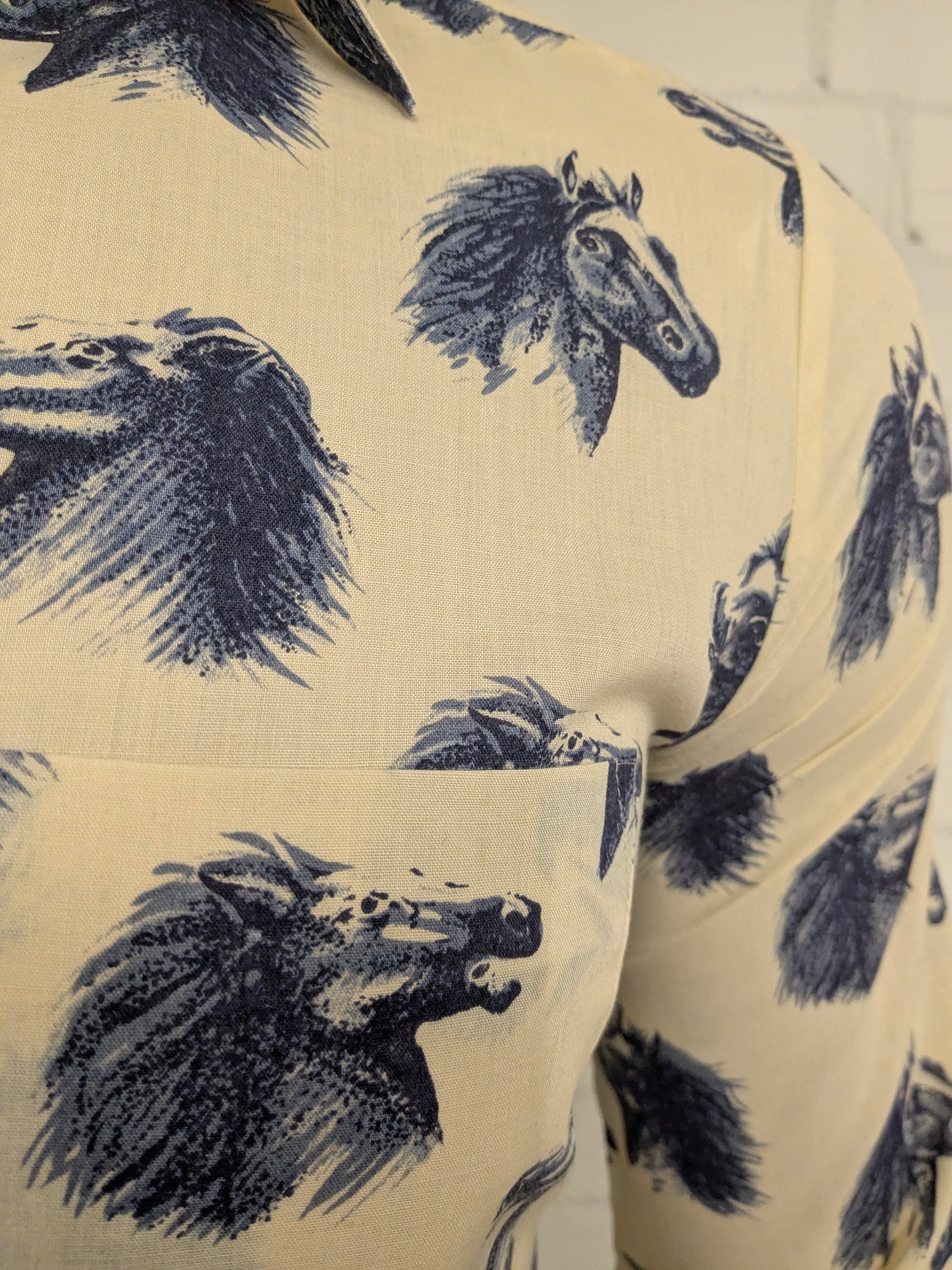 Vintage Ataka overhemd met puntkraag. Beige Blauwe Paardenkoppen print. Maat L.