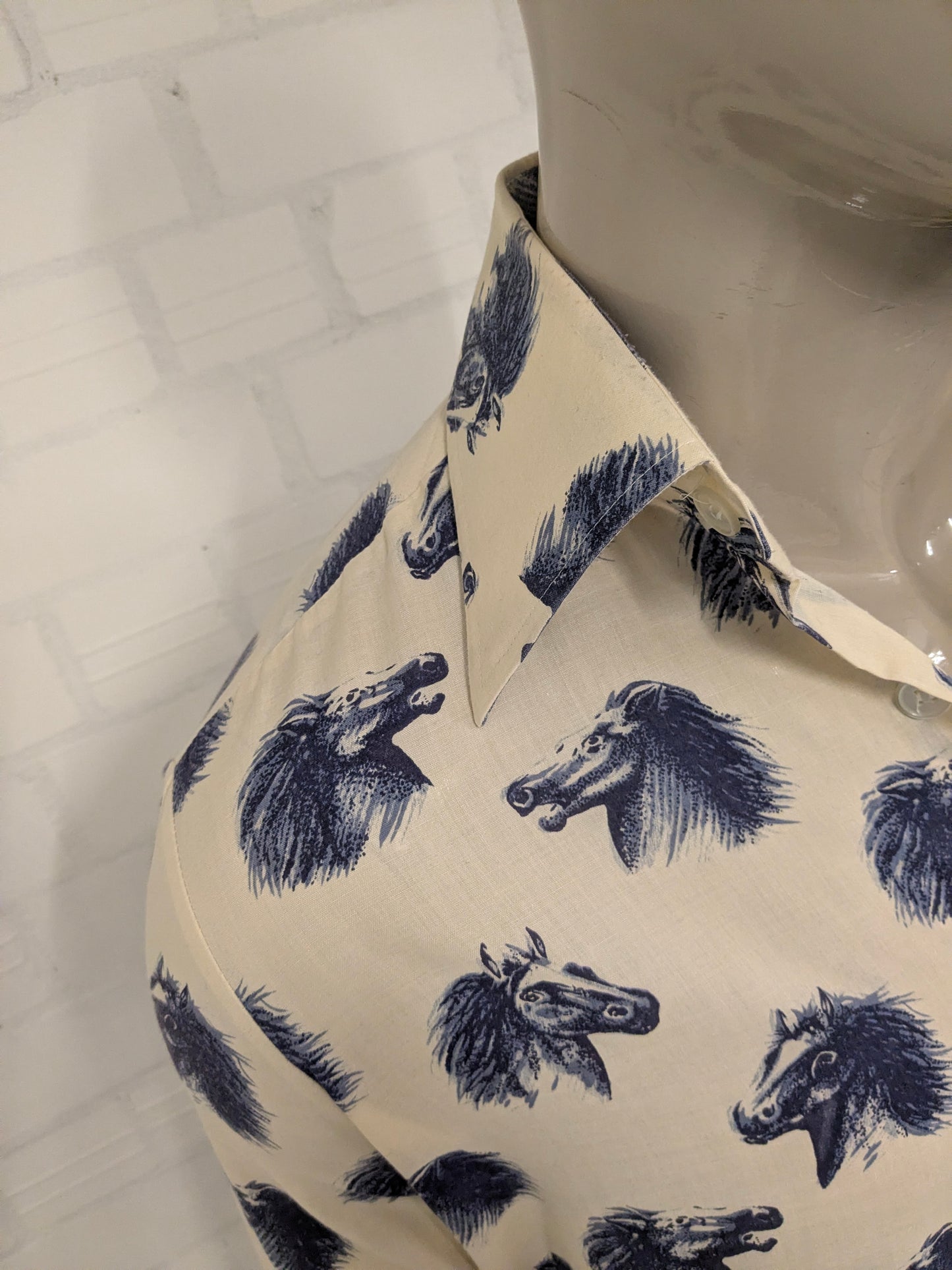 Vintage Ataka overhemd met puntkraag. Beige Blauwe Paardenkoppen print. Maat L.