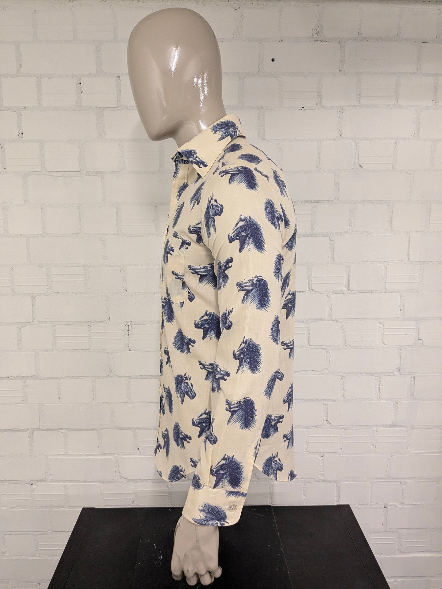 Vintage Ataka overhemd met puntkraag. Beige Blauwe Paardenkoppen print. Maat L.