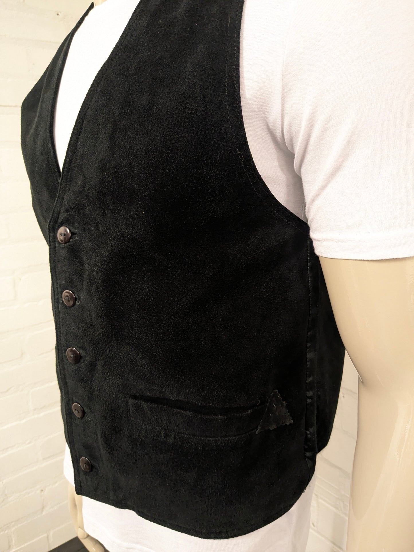 Traditional Love Suede gilet. Zwart gekleurd. Maat M.