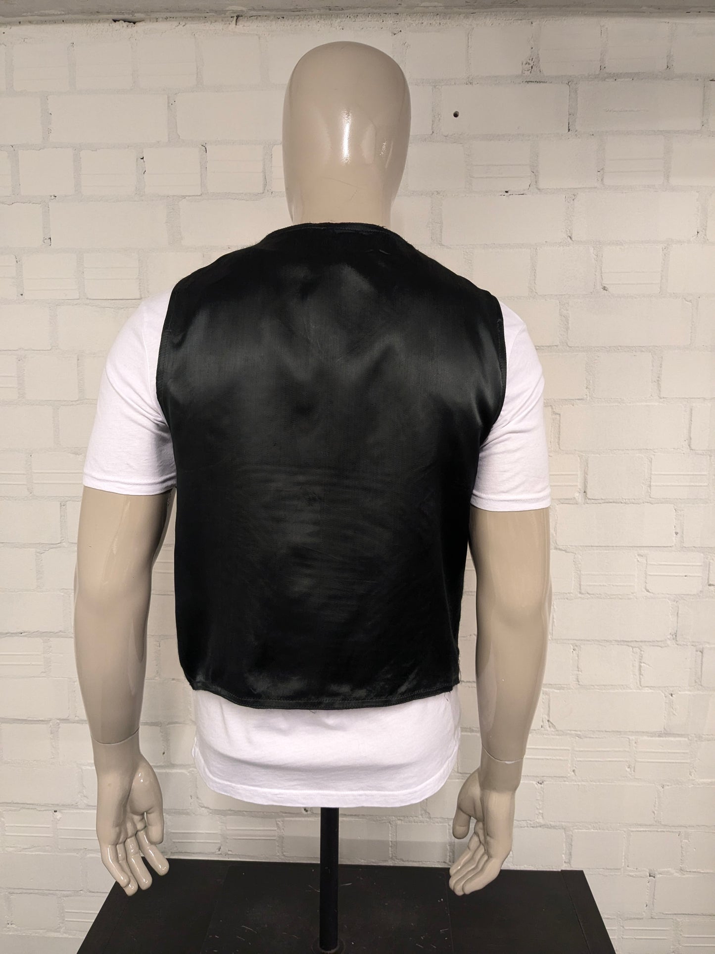 Traditional Love Suede gilet. Zwart gekleurd. Maat M.