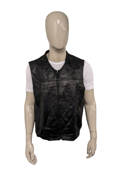 Highway1 Leren bodywarmer met rits en elastische zijkant en 1 binnenzak. Zwart gekleurd. Maat 2XL/  XXL.