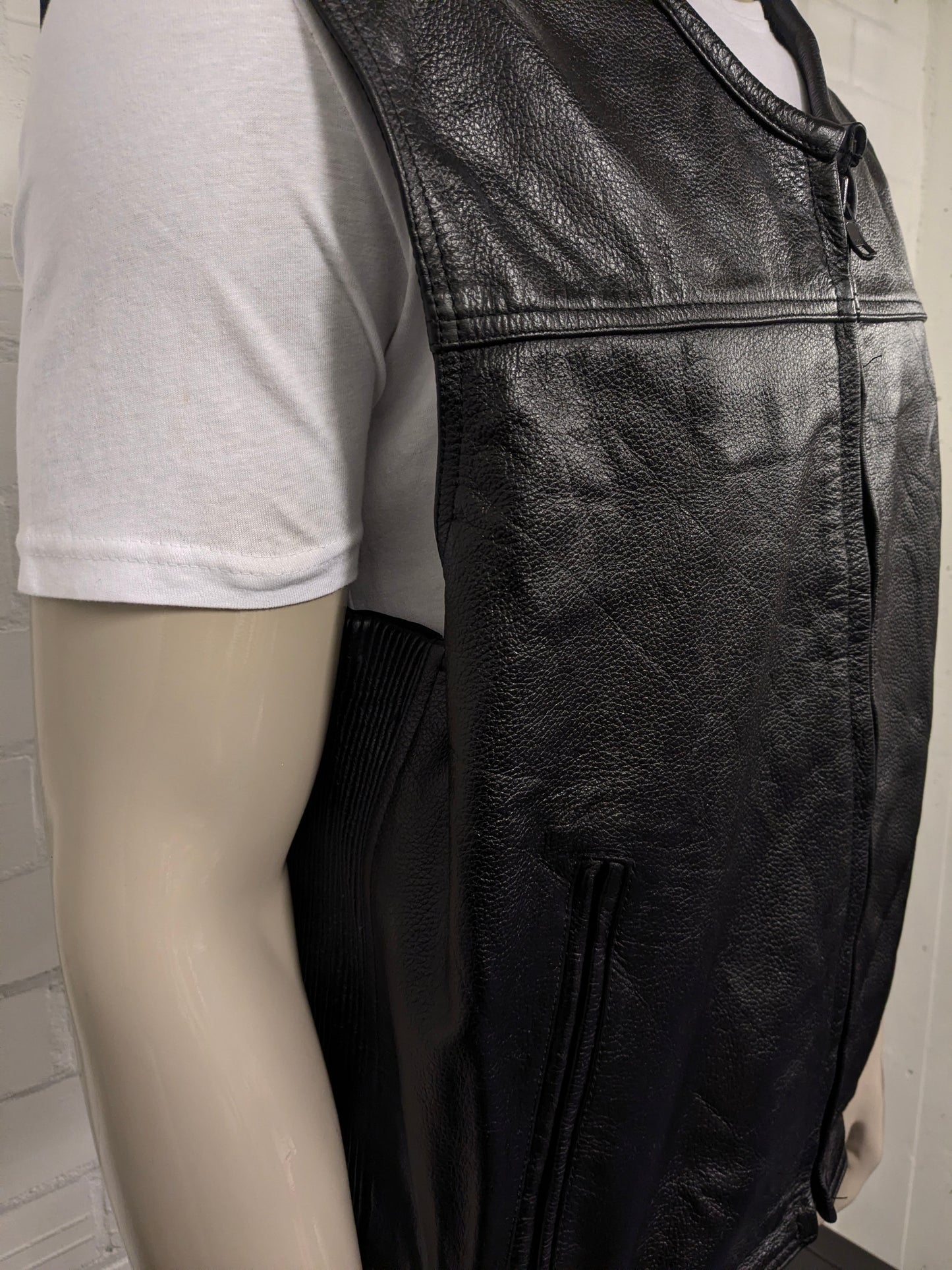 Highway1 Leder-Körperwärmer mit Reißverschluss und elastischer Seite und 1 Innentasche. Schwarz gefärbt. Größe 2XL/XXL.