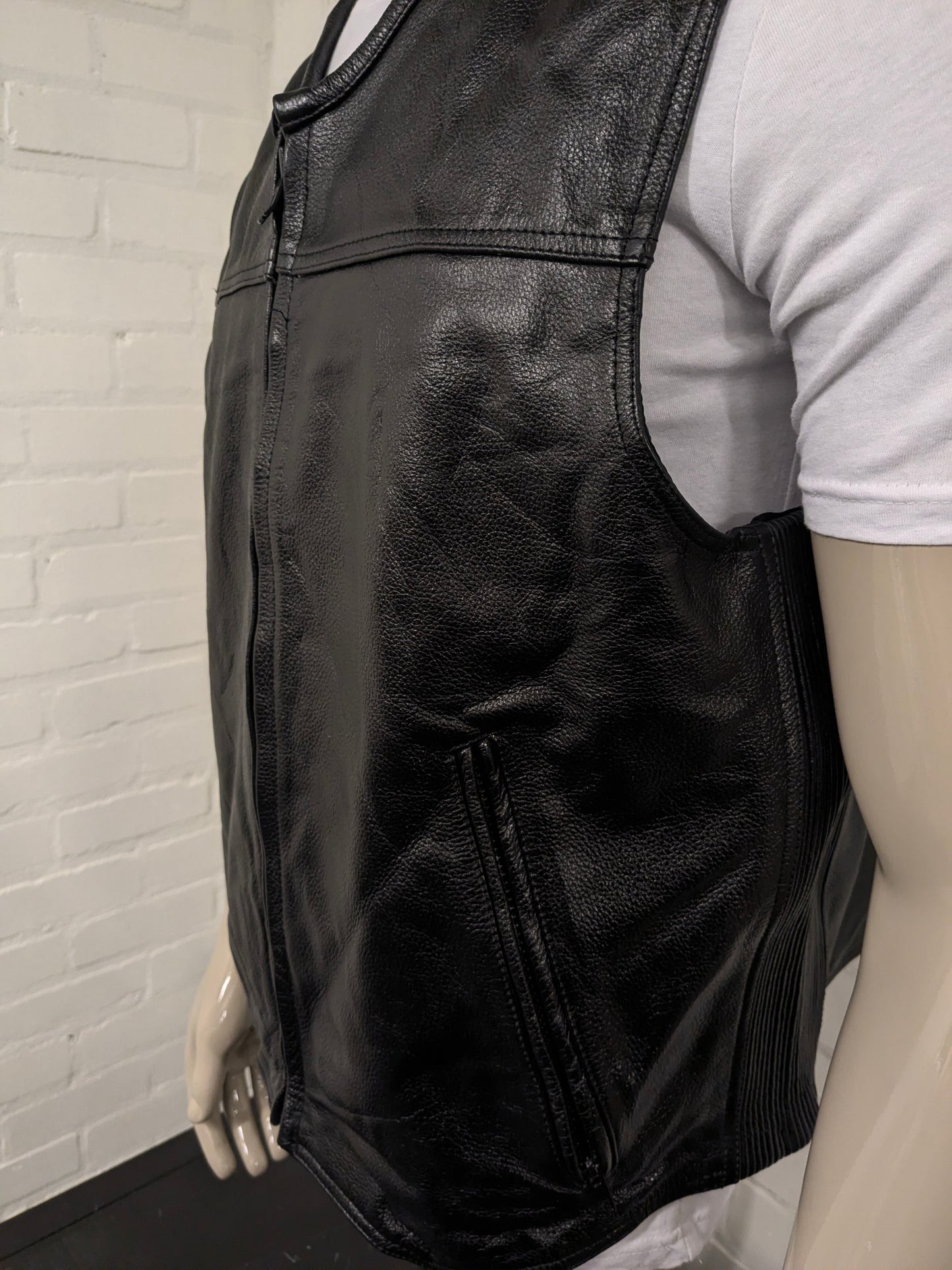 Highway1 Leder-Körperwärmer mit Reißverschluss und elastischer Seite und 1 Innentasche. Schwarz gefärbt. Größe 2XL/XXL.