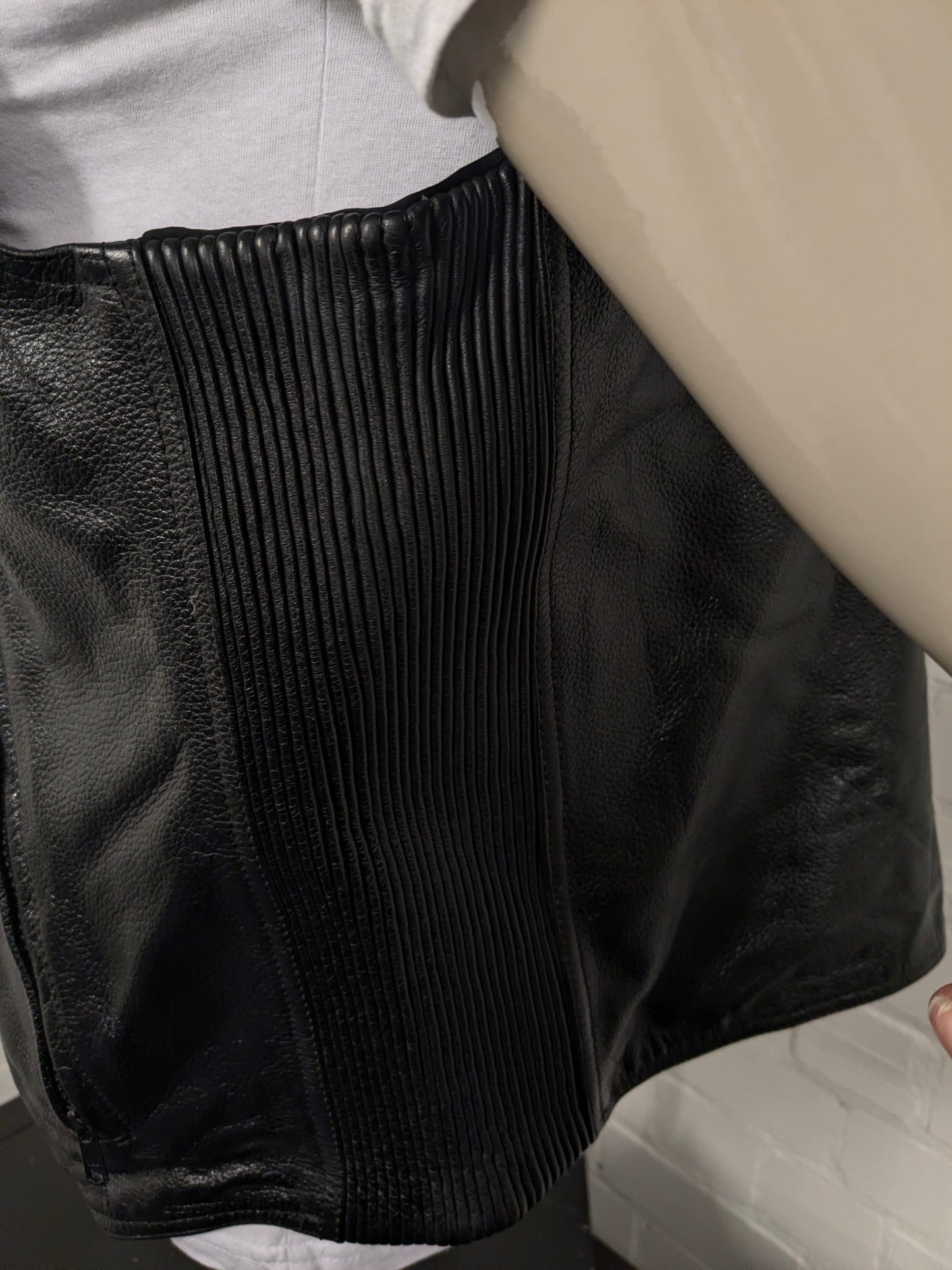 Highway1 Leder-Körperwärmer mit Reißverschluss und elastischer Seite und 1 Innentasche. Schwarz gefärbt. Größe 2XL/XXL.