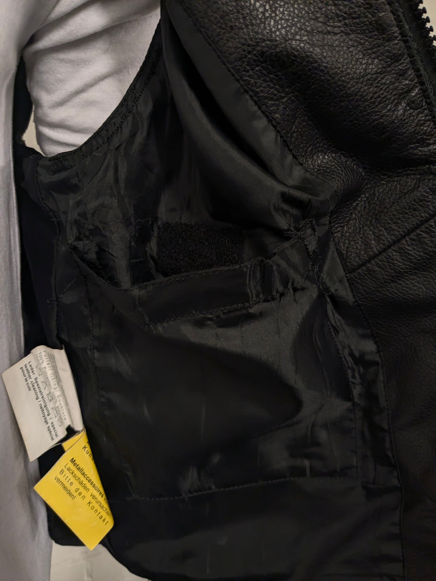 Highway1 Leder-Körperwärmer mit Reißverschluss und elastischer Seite und 1 Innentasche. Schwarz gefärbt. Größe 2XL/XXL.