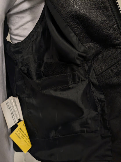 Highway1 Leder-Körperwärmer mit Reißverschluss und elastischer Seite und 1 Innentasche. Schwarz gefärbt. Größe 2XL/XXL.