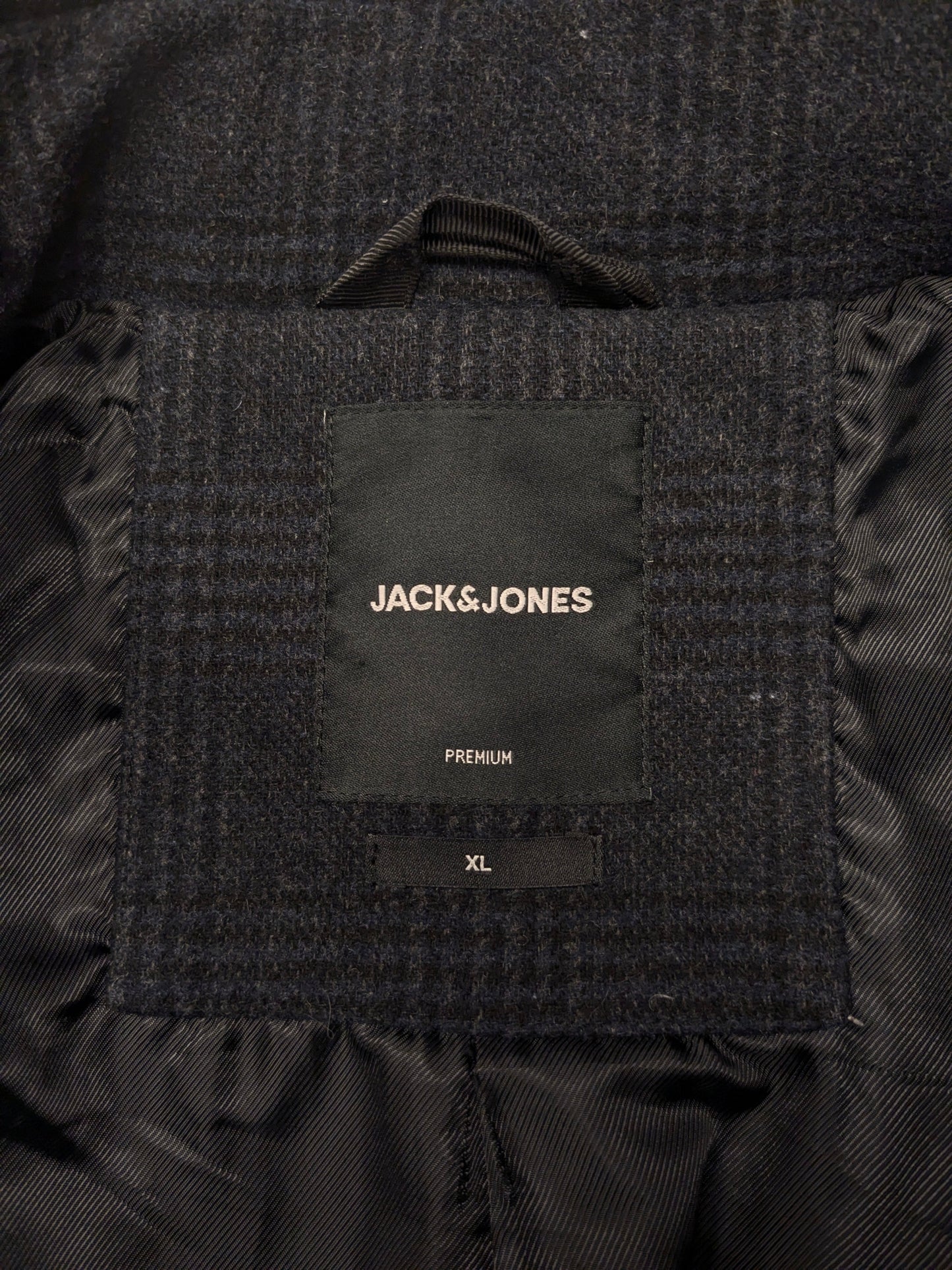 Jacke von Jack&Jones aus Premium-Wolle (recycelt). Grau Schwarz kariert. Größe XL.