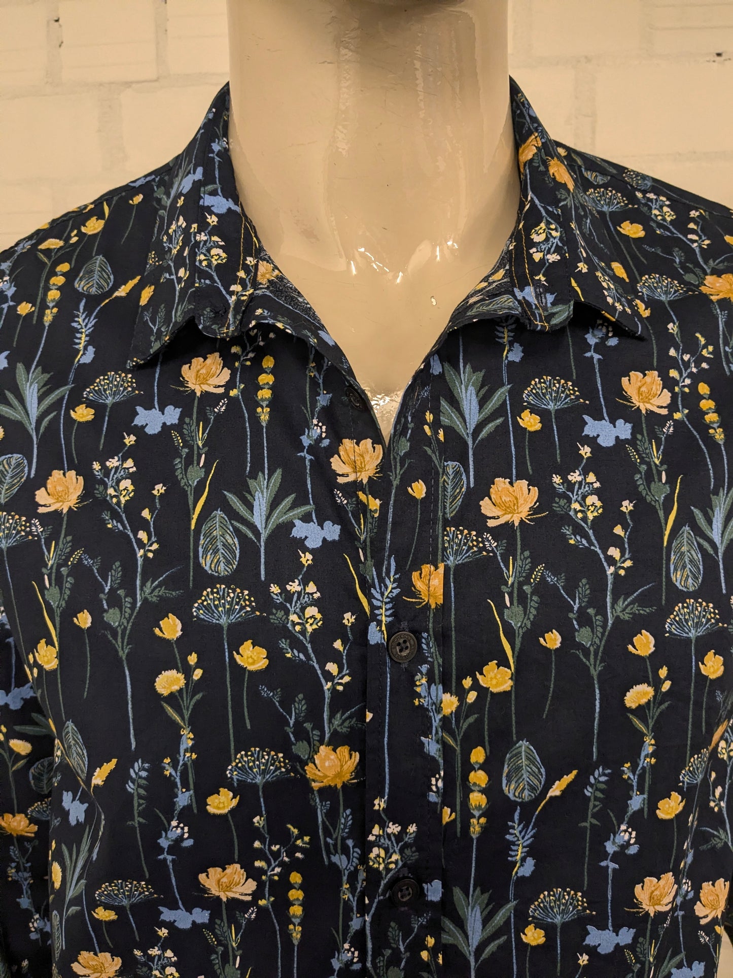 Camisa Stitch&Soul. Estampado floral azul amarillo verde. Talla L.