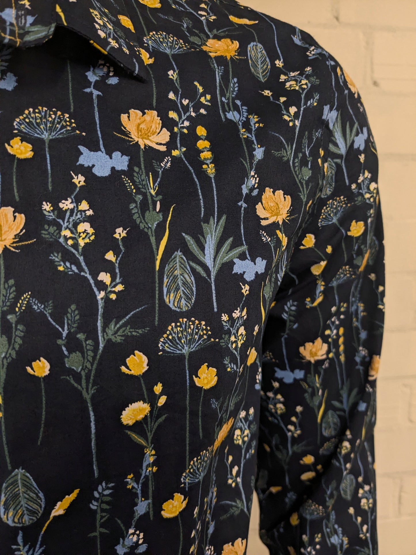 Camisa Stitch&Soul. Estampado floral azul amarillo verde. Talla L.