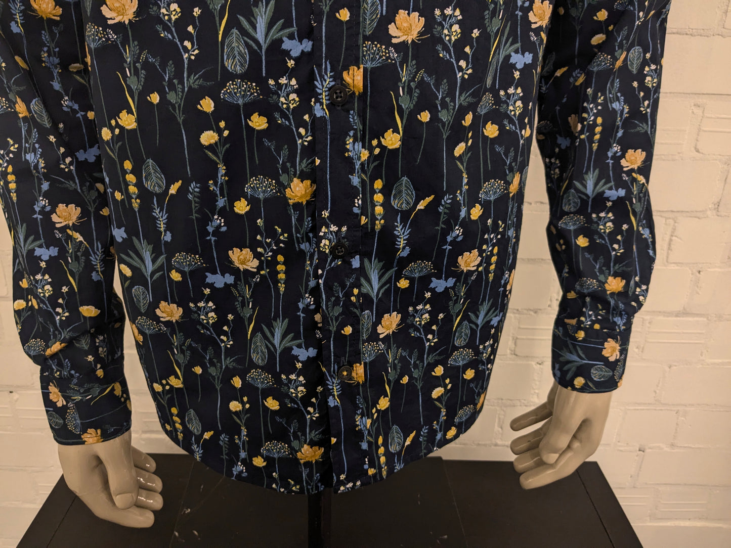 Camisa Stitch&Soul. Estampado floral azul amarillo verde. Talla L.