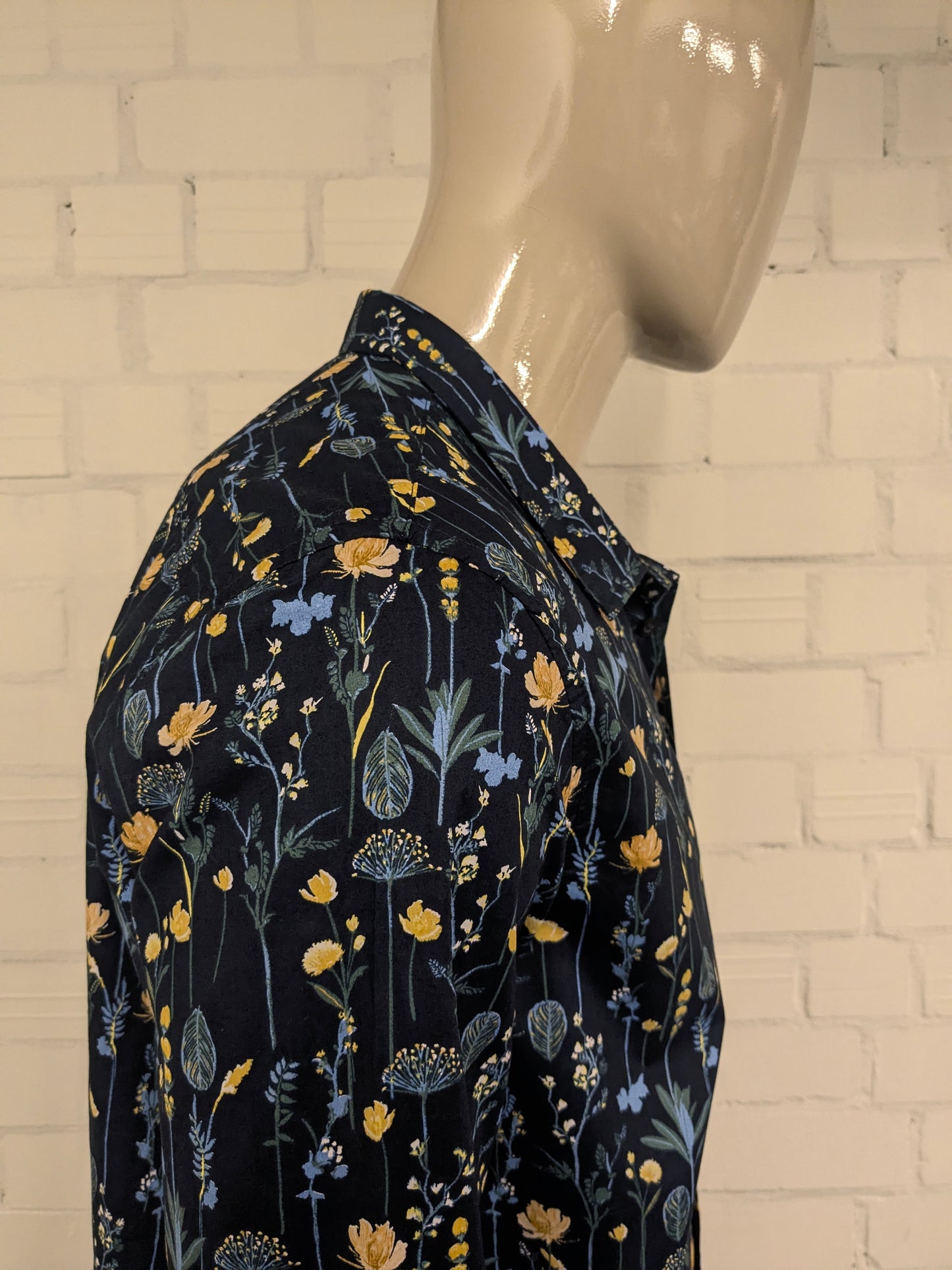 Camisa Stitch&Soul. Estampado floral azul amarillo verde. Talla L.
