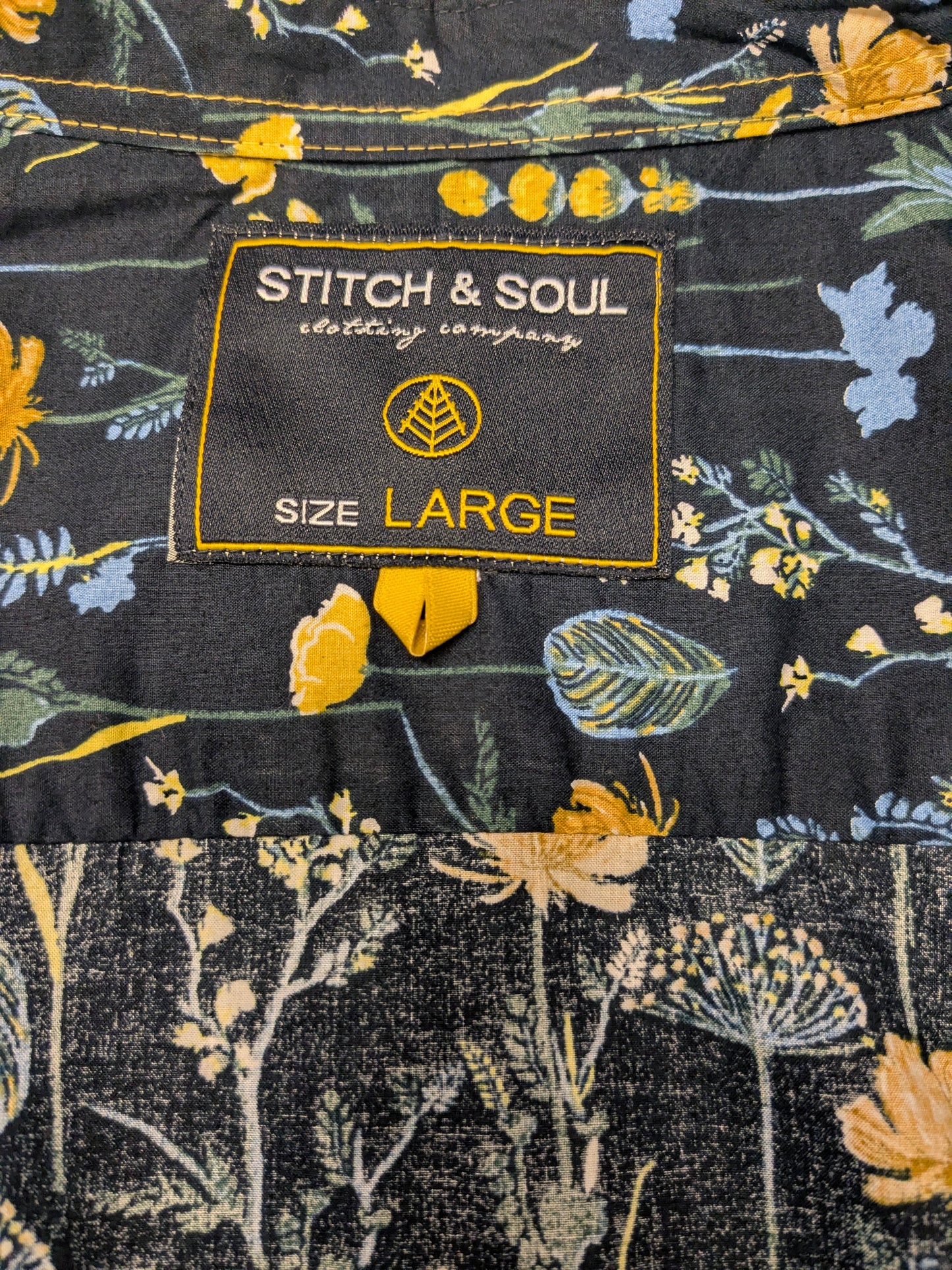 Camisa Stitch&Soul. Estampado floral azul amarillo verde. Talla L.