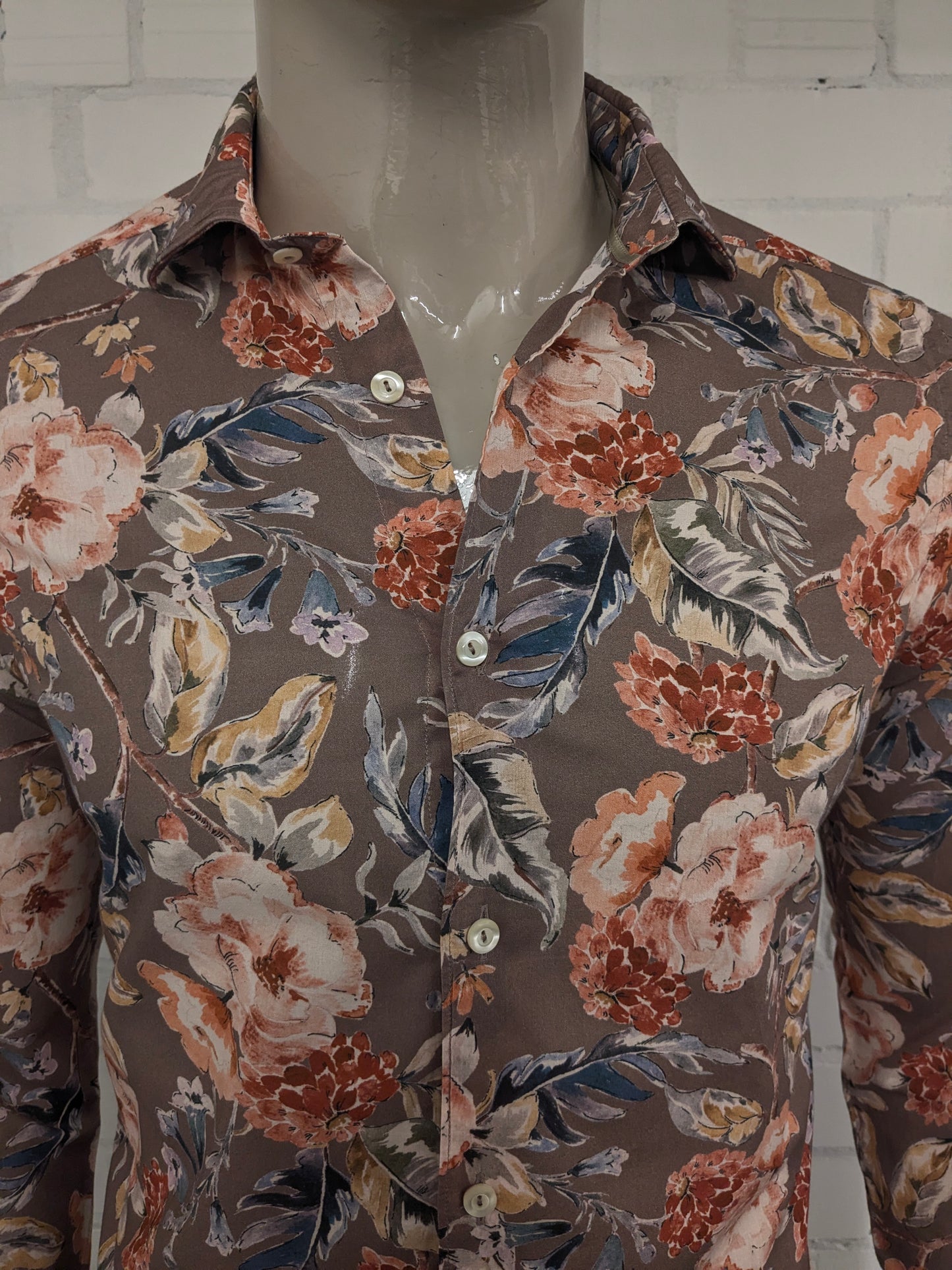 Camisa Tintoria Mattel. Estampado floral marrón rojo azul. Talla M.