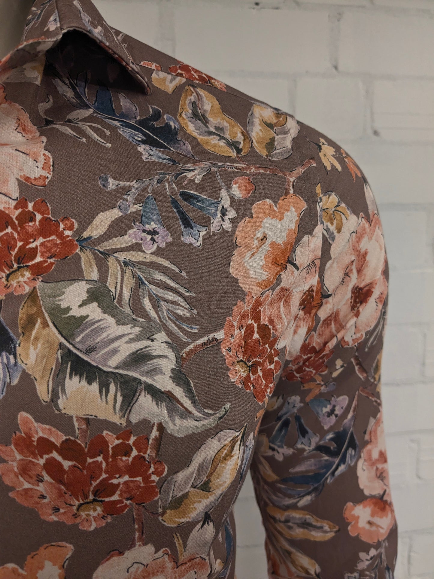 Camisa Tintoria Mattel. Estampado floral marrón rojo azul. Talla M.