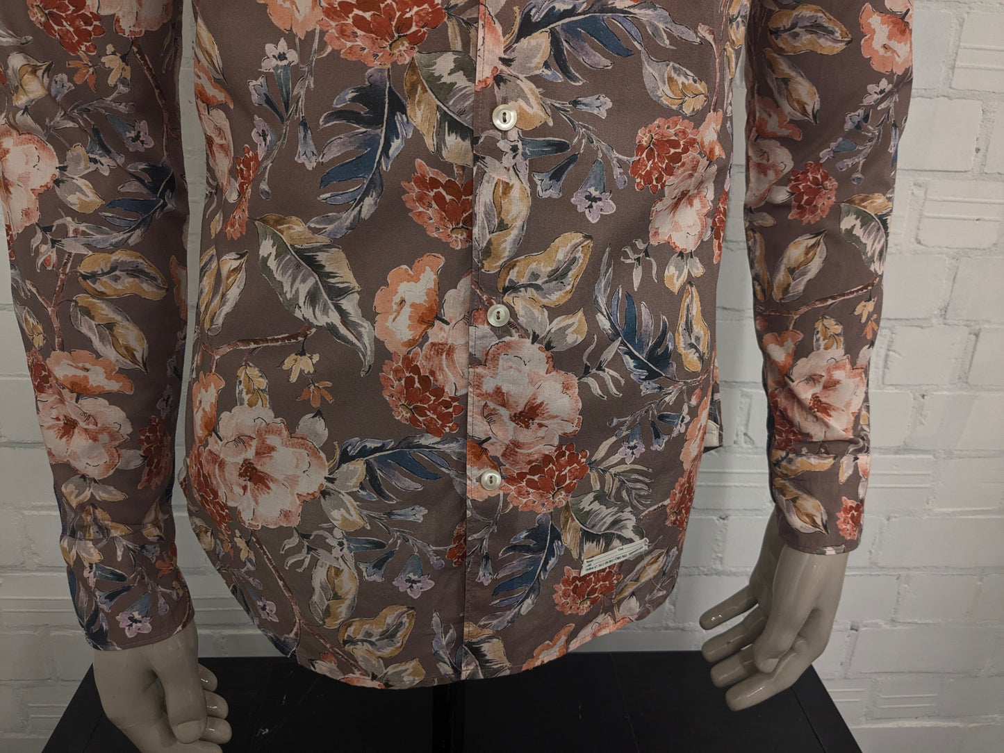 Camisa Tintoria Mattel. Estampado floral marrón rojo azul. Talla M.