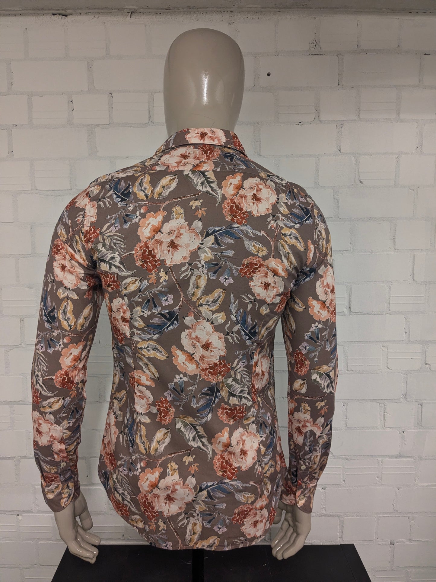 Camisa Tintoria Mattel. Estampado floral marrón rojo azul. Talla M.