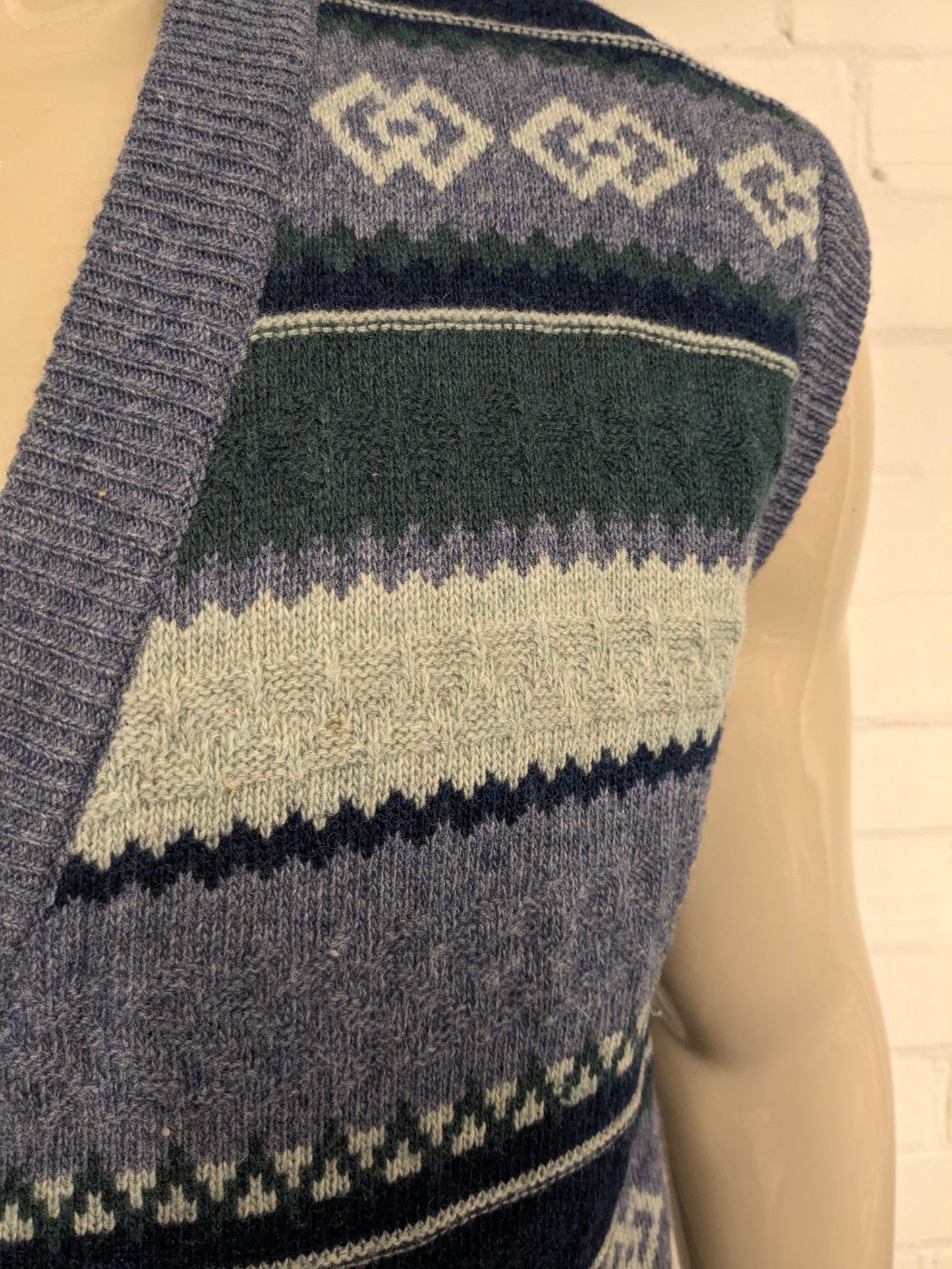 Vintage Glenfield Woolen Spencer / Weste. Grün-blaues Motiv. Größe L. 80 % Wolle.
