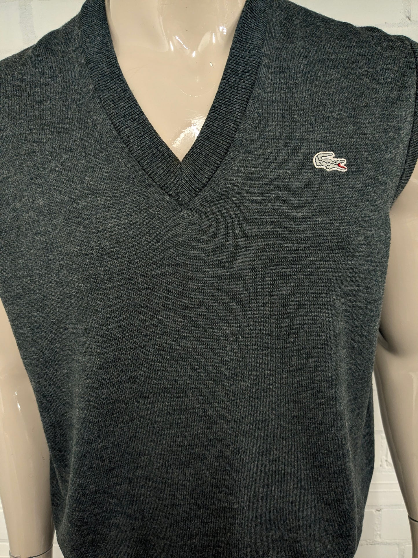Vintage Lacoste Wollen spencer met V-Hals. Donker Grijs gemêleerd. Maat 2XL / XL. Limited Edition.