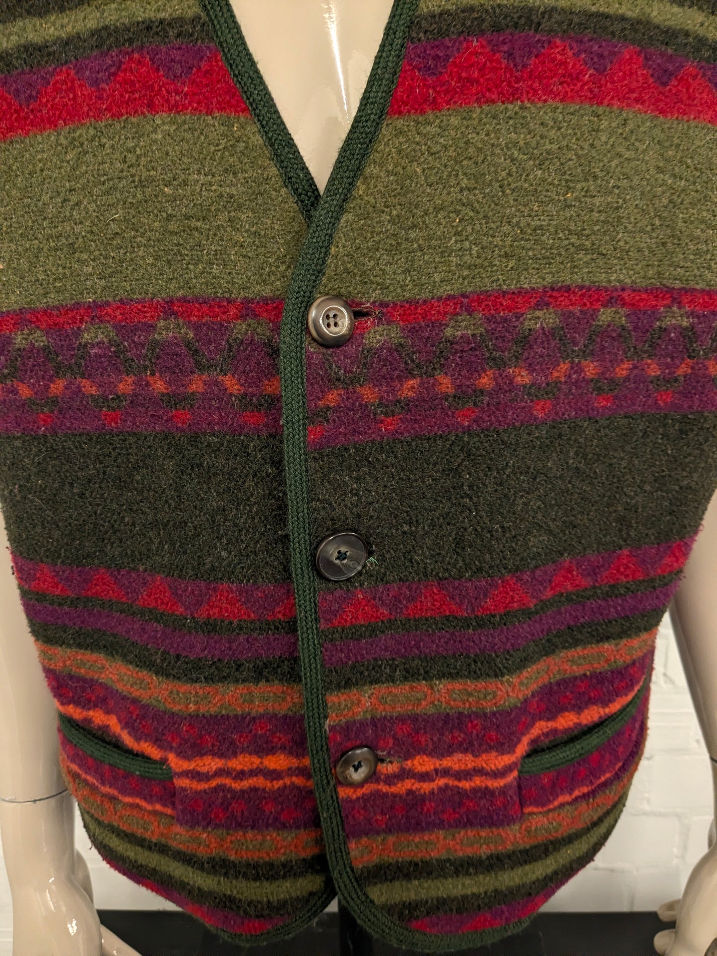 Vintage Umberto Tozzi Wollweste. Rot-orange-grünes Motiv. Größe XL.