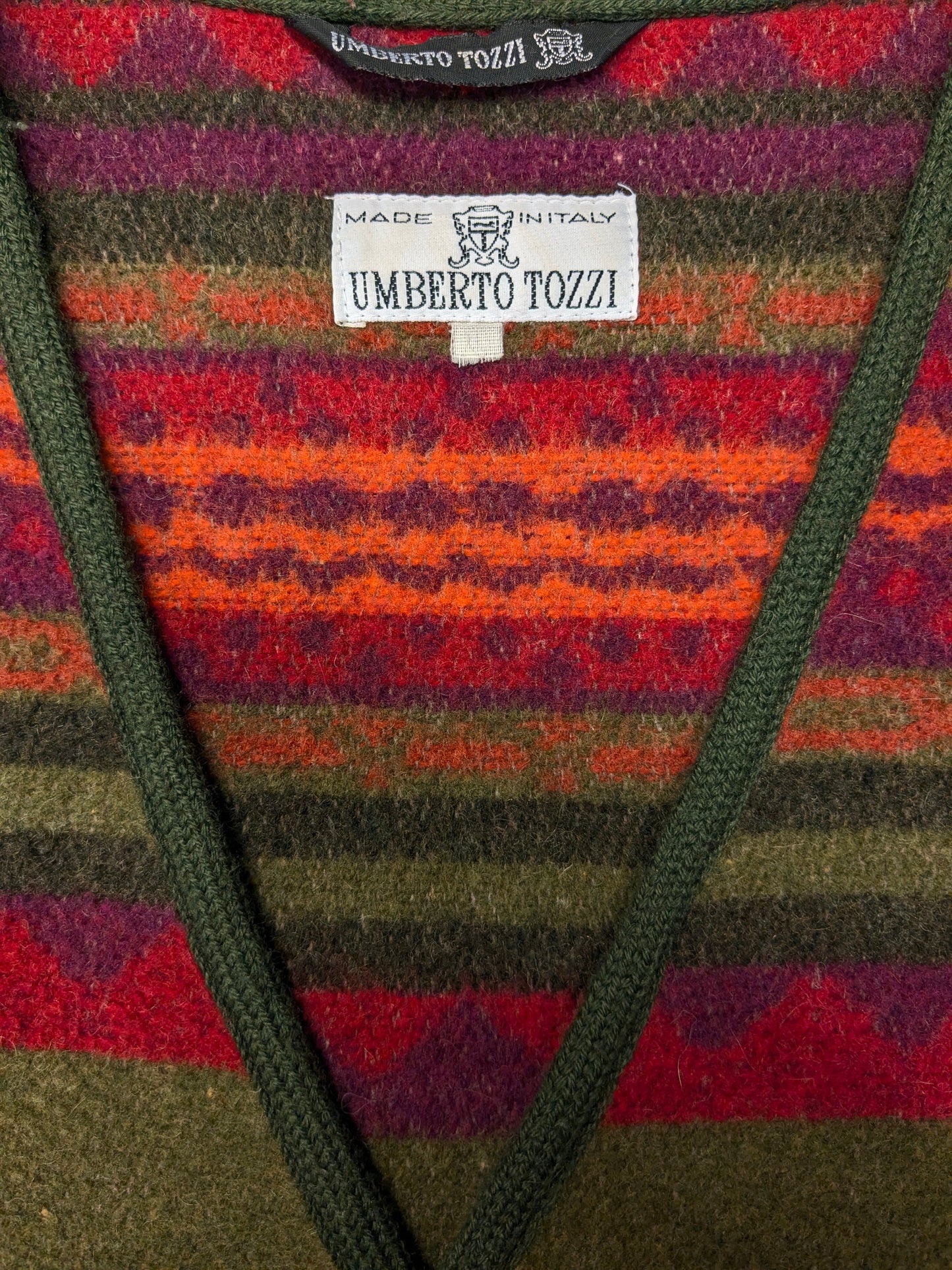 Vintage Umberto Tozzi Wollweste. Rot-orange-grünes Motiv. Größe XL.