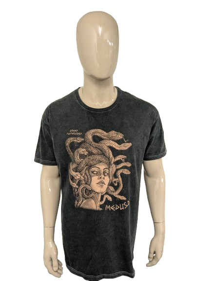 Stonewashed Medusa shirt. Grijs gemêleerd met opdruk. Maat XL.