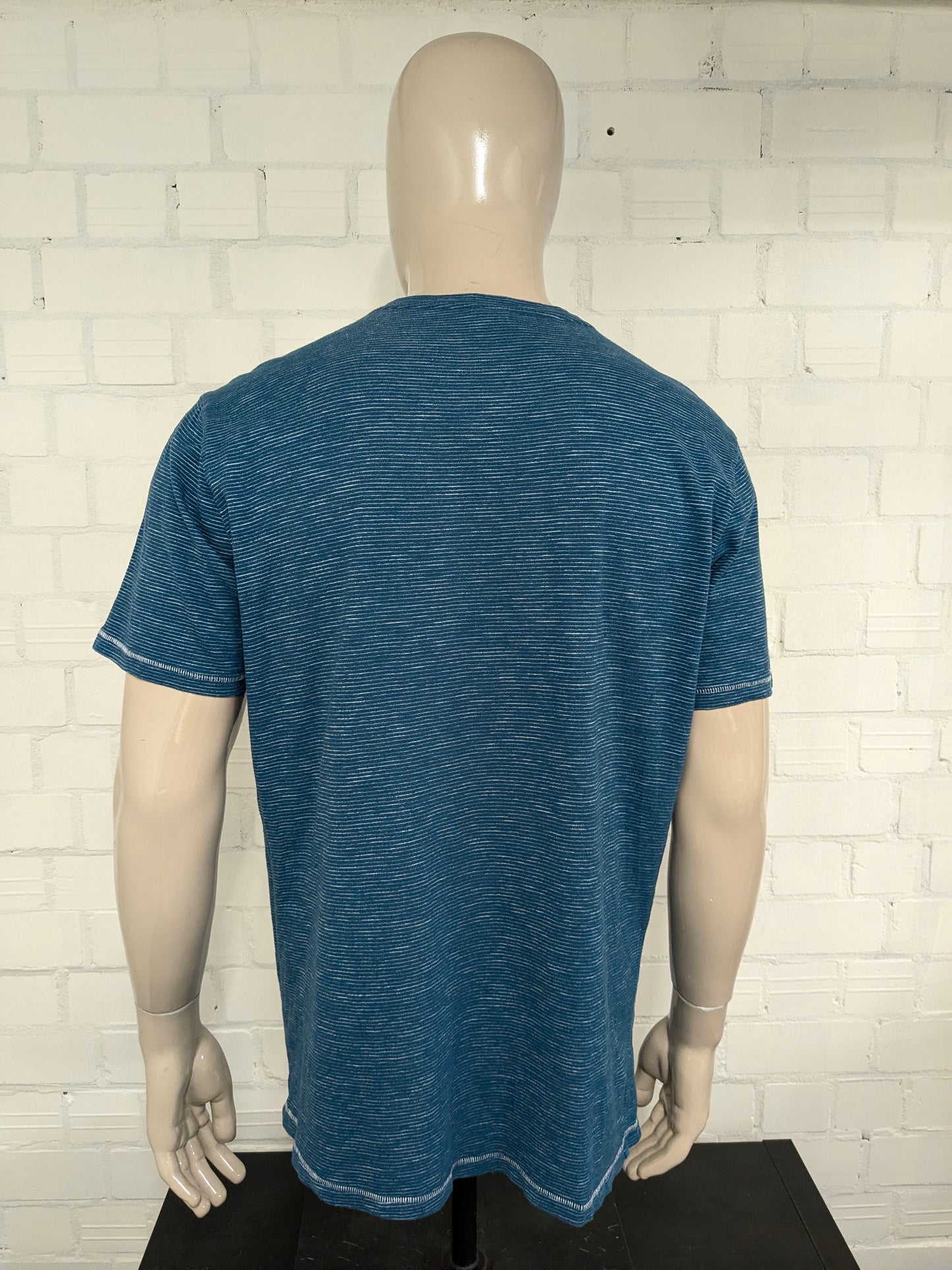 Lerros-Hemd mit Knöpfen. Weiß-blau gestreift. Größe XL.