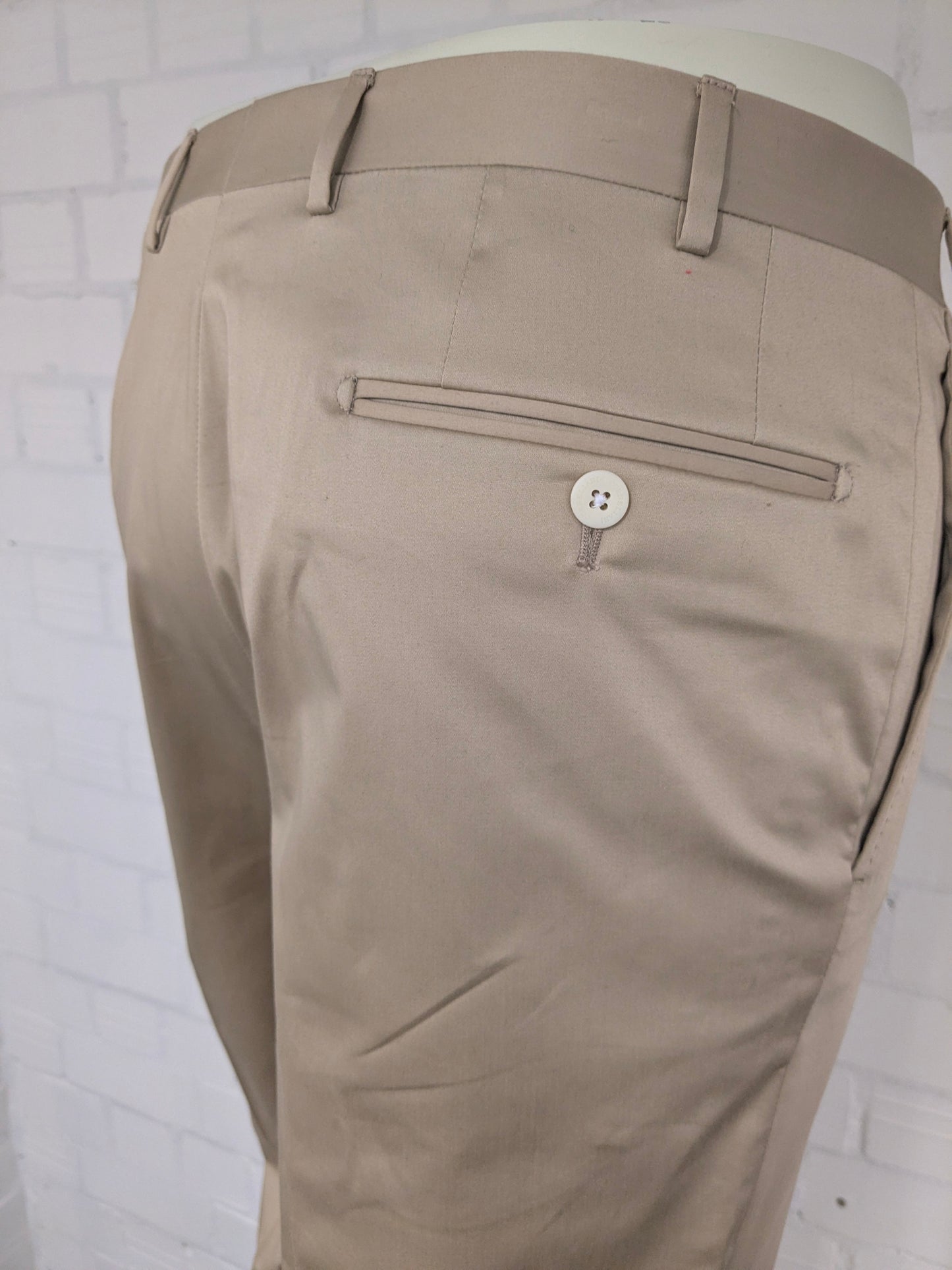 Corneliani pantalon. Beige gekleurd. Maat 52 / L.
