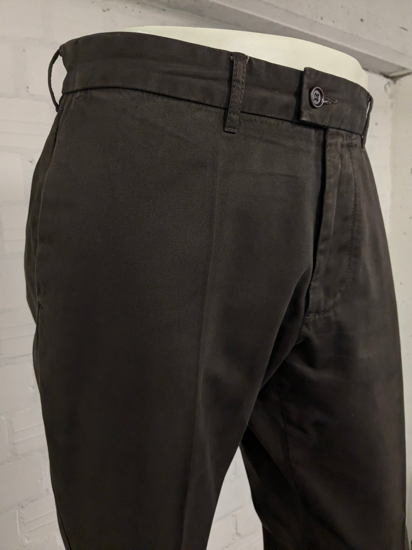 Pantalon / pantalon chino Brax. De couleur marron foncé. Taille 52/L.