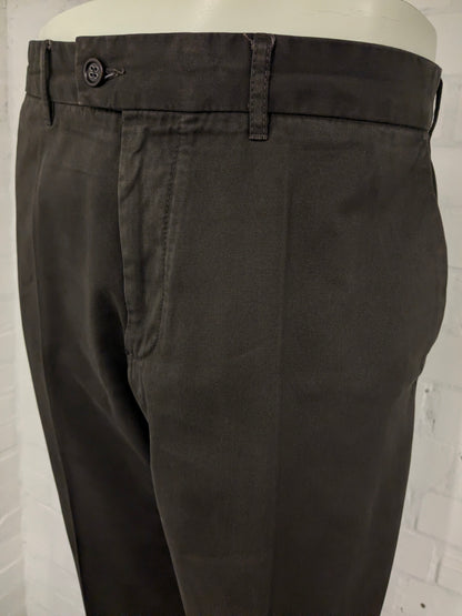 Pantalon / pantalon chino Brax. De couleur marron foncé. Taille 52/L.