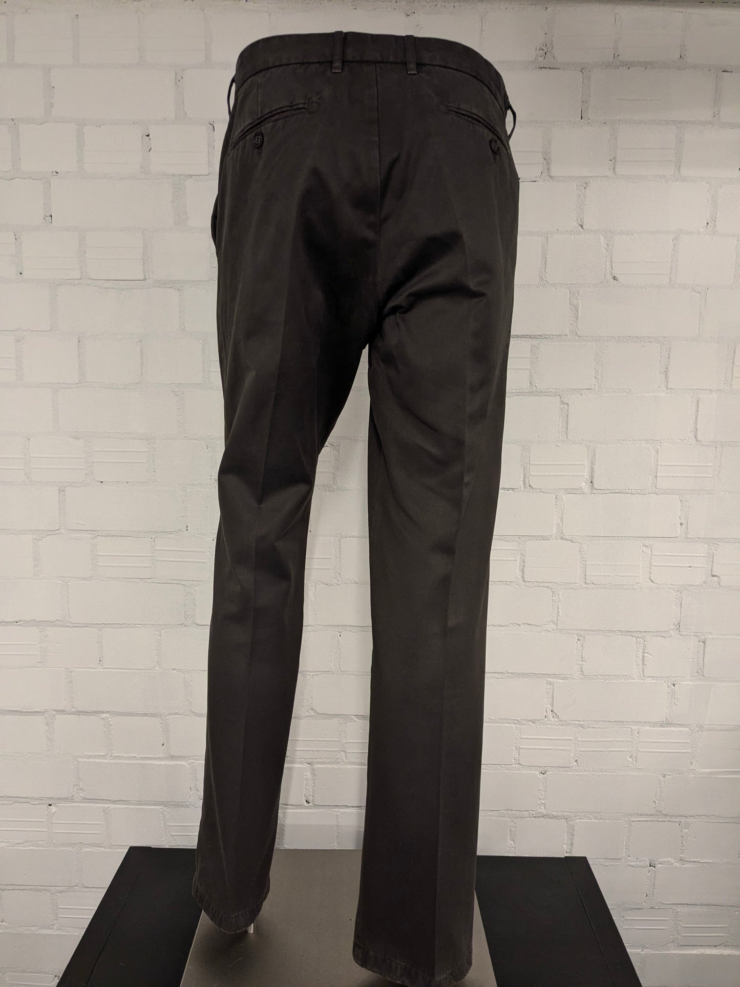 Pantalon / pantalon chino Brax. De couleur marron foncé. Taille 52/L.